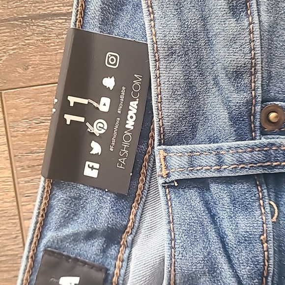 NWT Blue low rise jeans - Picture 3 of 5